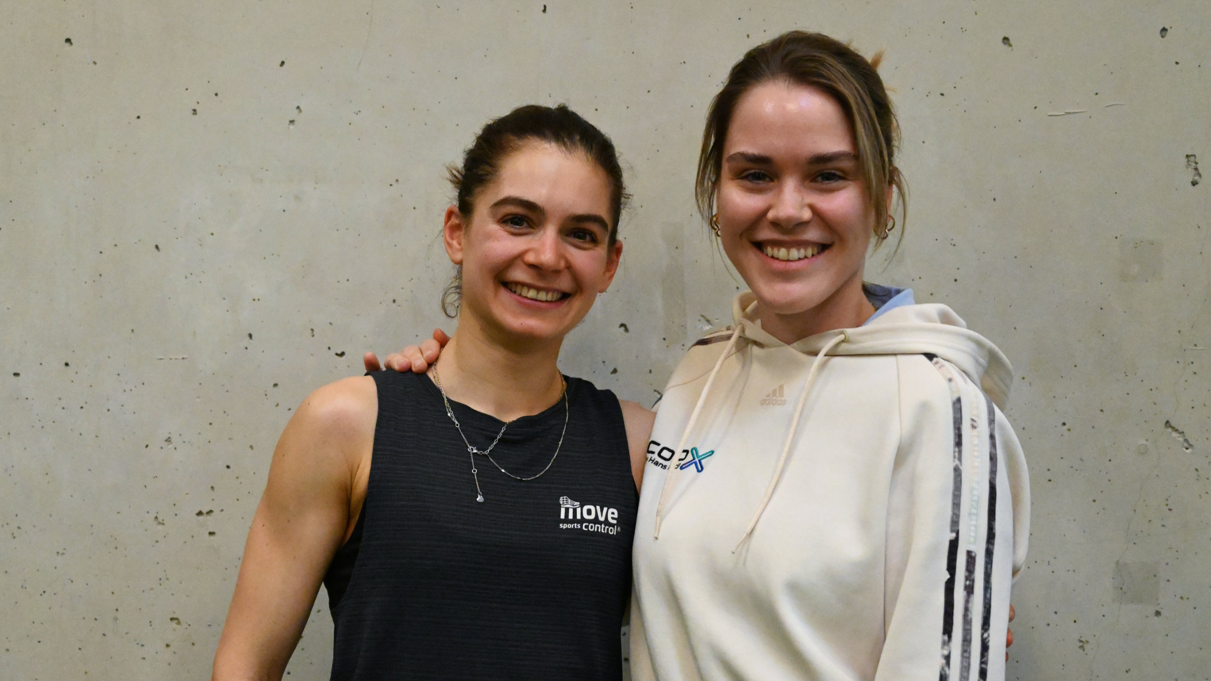 Triathletin Daniela Kleiser und COROX-Sportwissenschaftlerin Janine Rocks